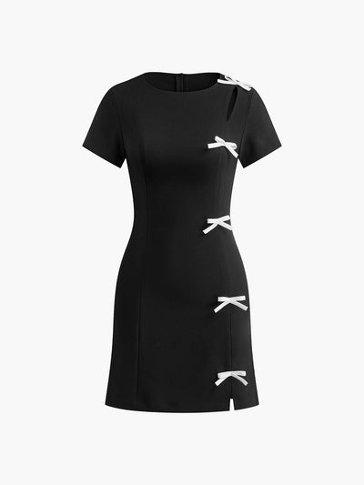 Robe Courte Évasée – Détails Nœuds Blancs & Fente Asymétrique