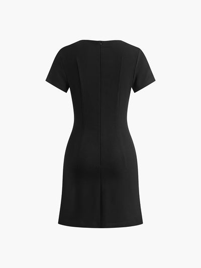 Robe Courte Évasée – Détails Nœuds Blancs & Fente Asymétrique