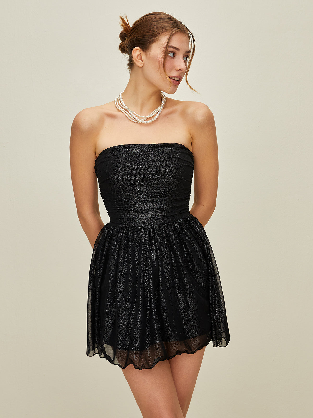Robe Courte Bustier À Paillettes Et Jupe En Tulle