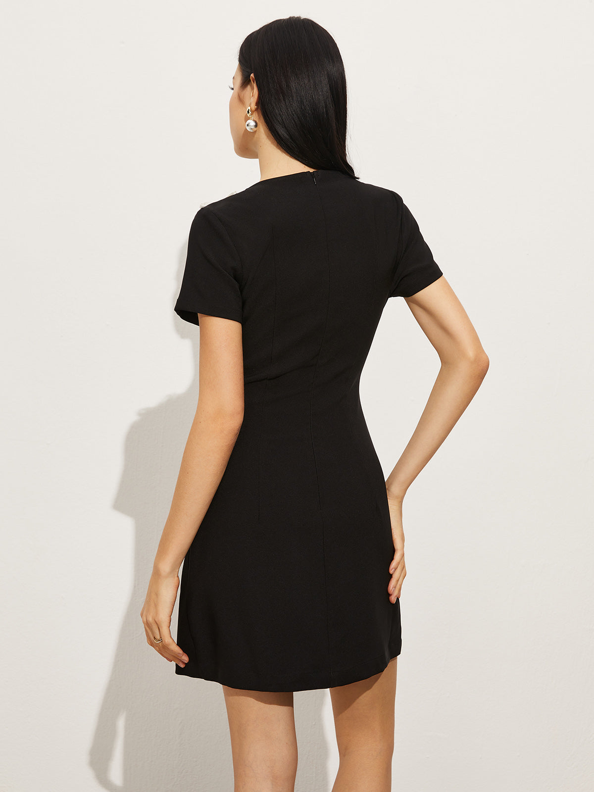 Robe Courte Évasée – Détails Nœuds Blancs & Fente Asymétrique
