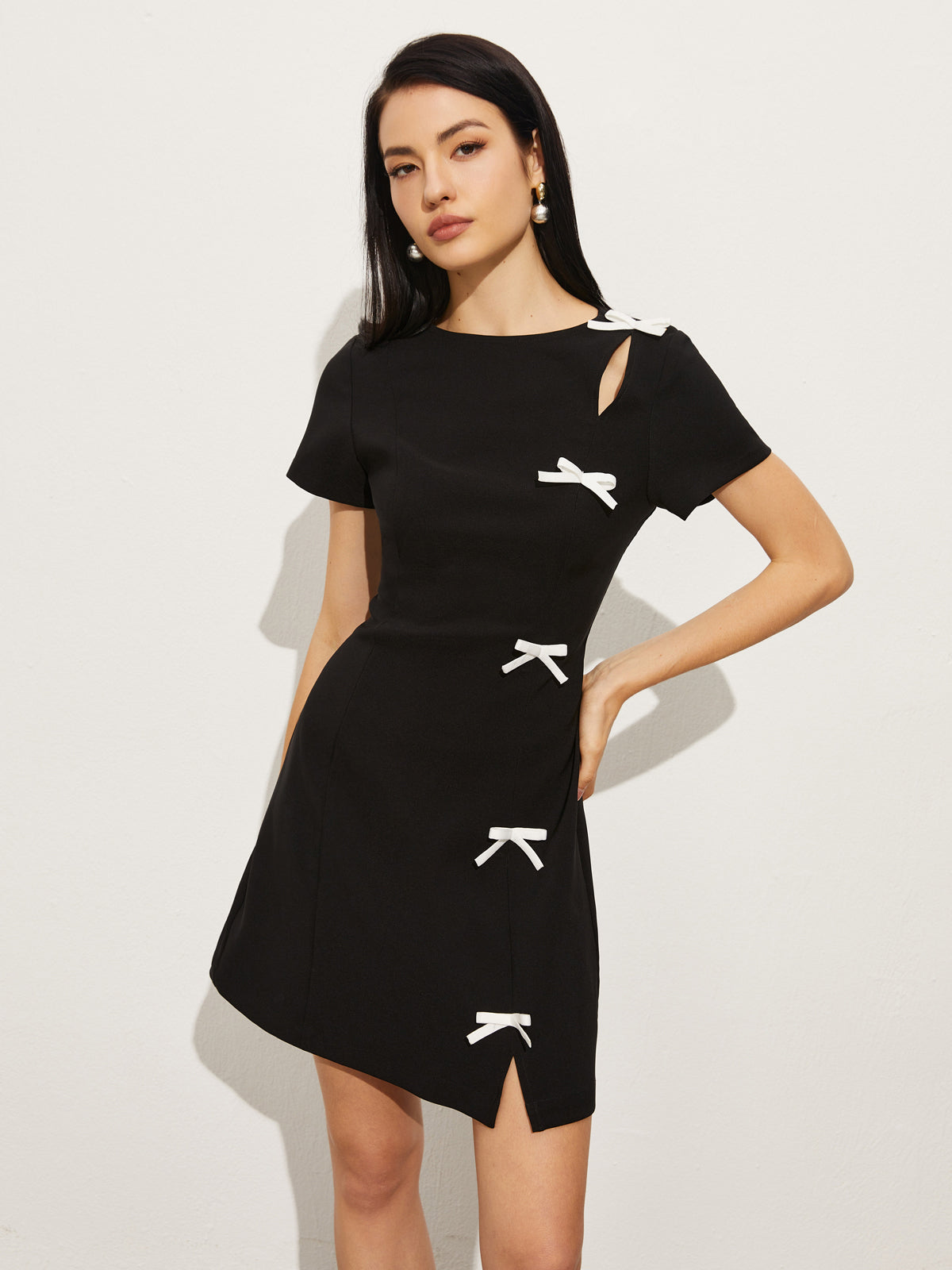 Robe Courte Évasée – Détails Nœuds Blancs & Fente Asymétrique