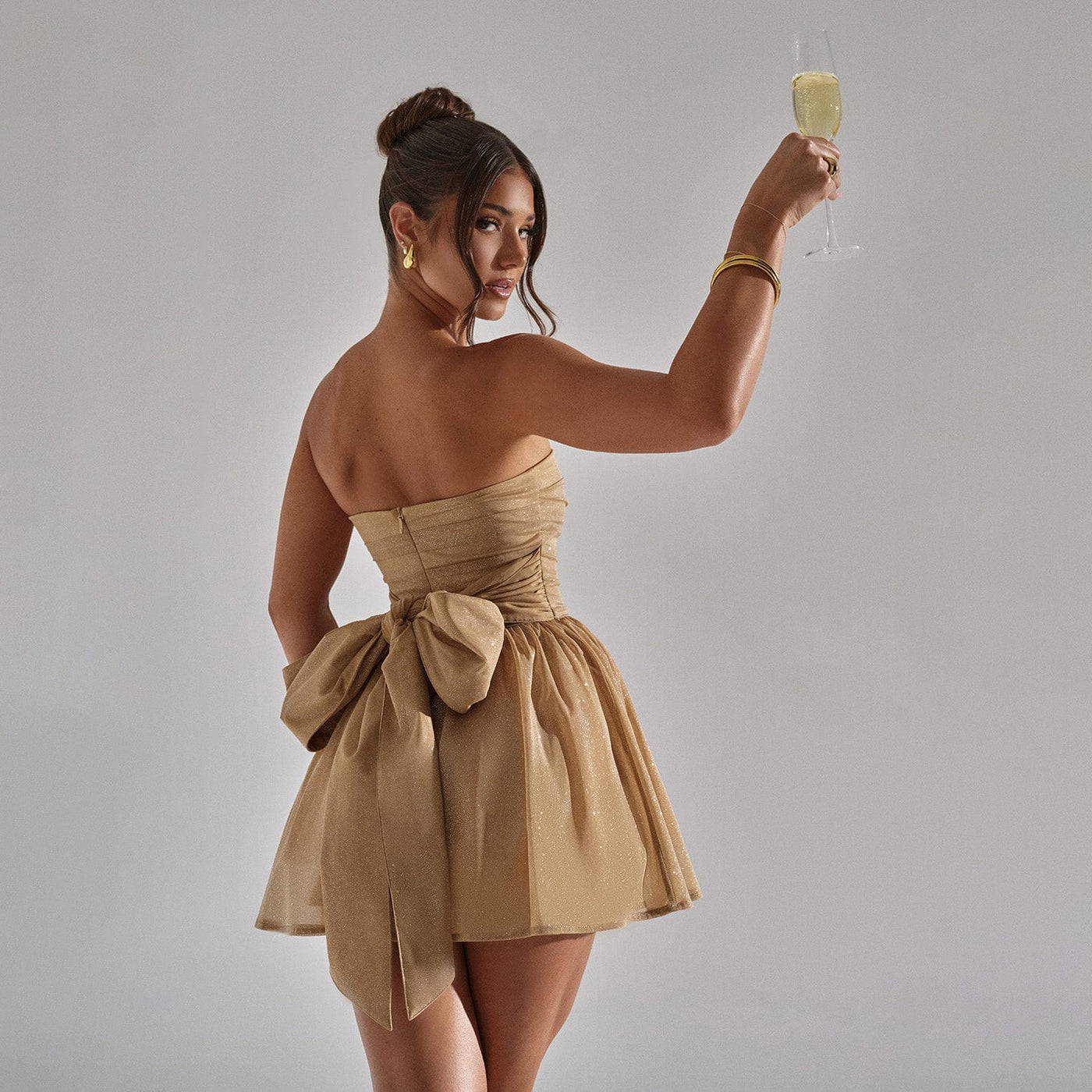Robe Courte Bustier À Paillettes Et Jupe En Tulle
