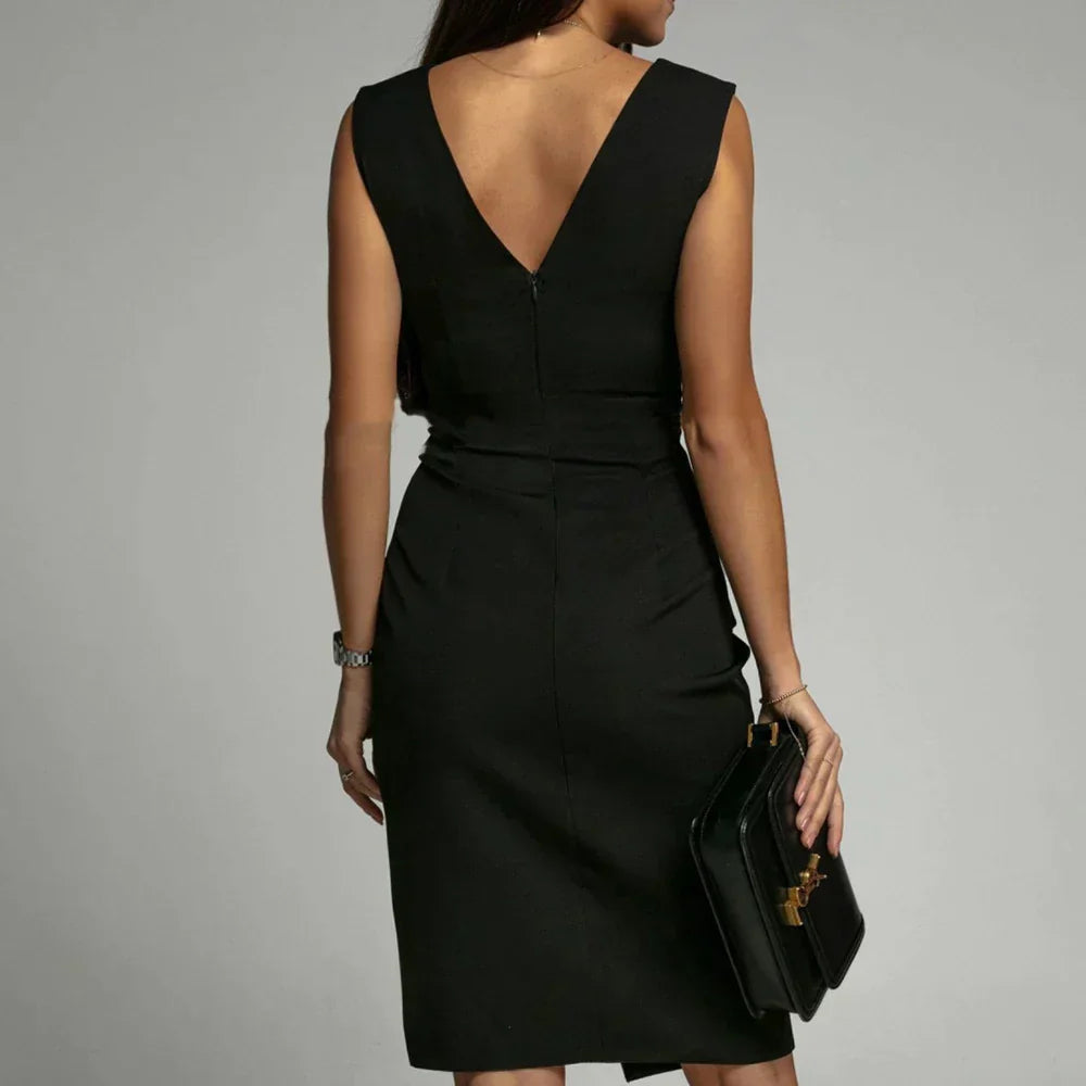Robe Crayon Sans Manches – Décolleté Plissé & Fente Élégante
