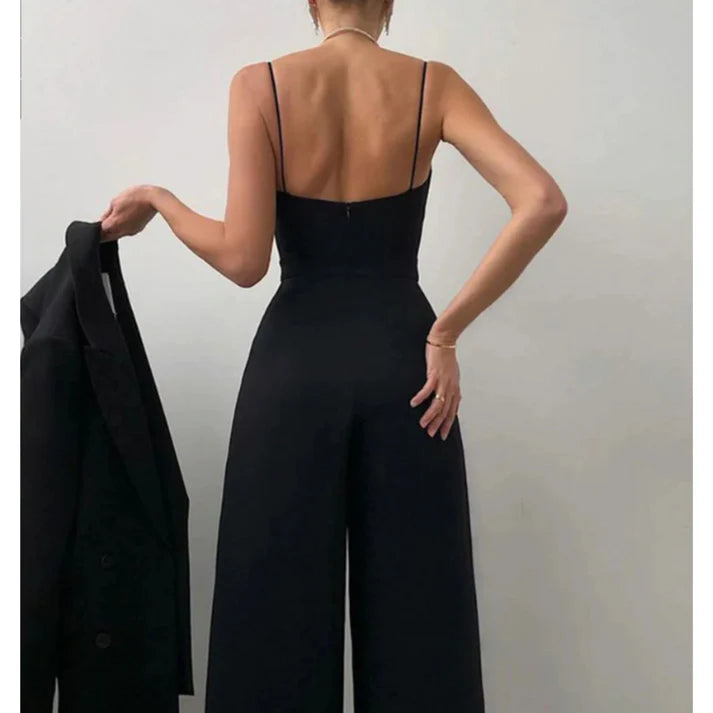 Combinaison noire élégante à fines bretelles pour soirée chic