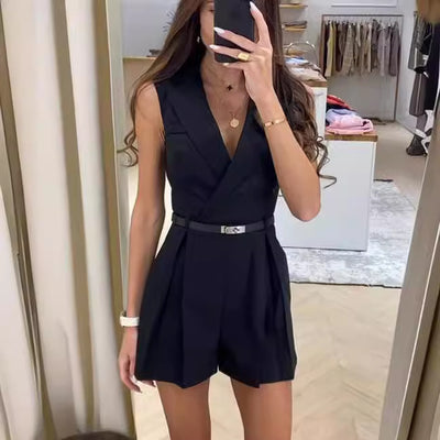 Combishort noir avec ceinture fine, look casual chic