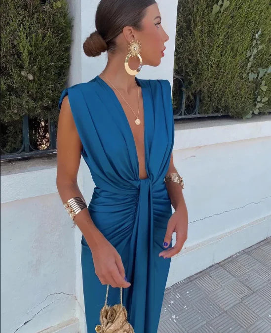 Robe bleu nuit décolletée parfaite pour une soirée d’été