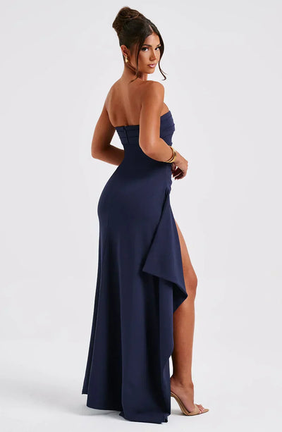 Robe bustier élégante bleu marine avec dos dégagé et jupe longue fluide.