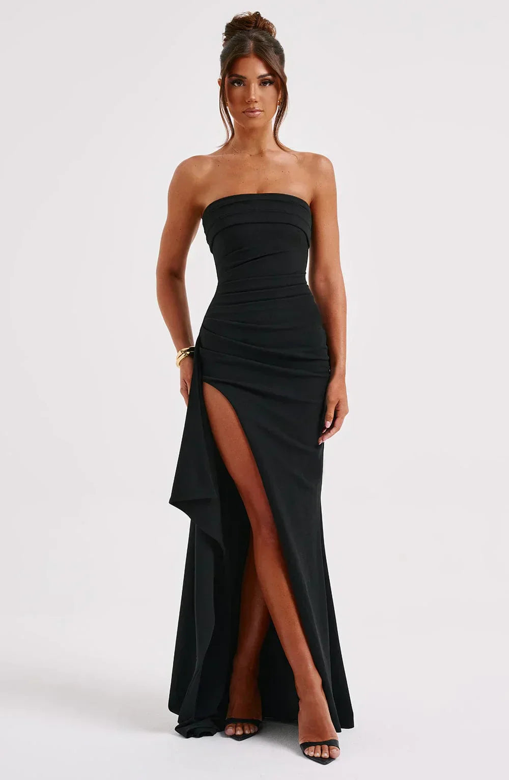 Robe de soirée noire bustier avec une fente haute et coupe moulante vue de face.
