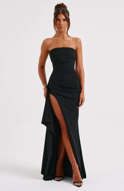Robe de soirée noire bustier avec une fente haute et coupe moulante vue de face.