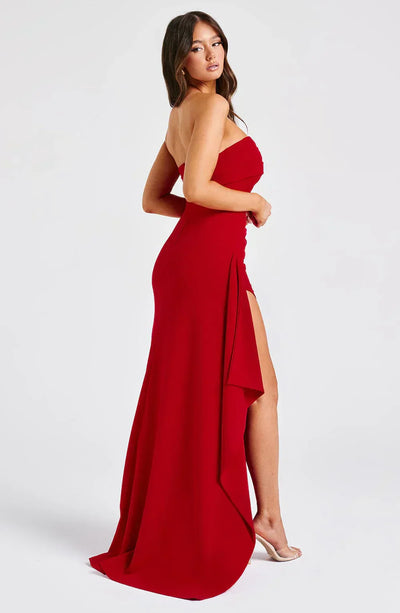 Robe bustier rouge avec fente latérale et tissu fluide, vue de côté.