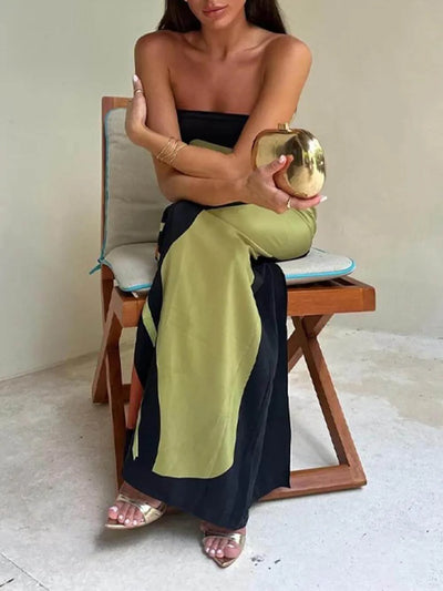Robe verte longue portée avec sandales et pochette