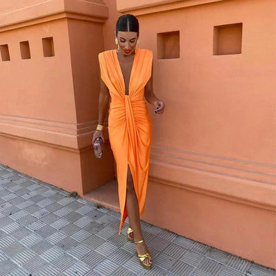 Robe midi orange sans manches à col plongeant et fente frontale