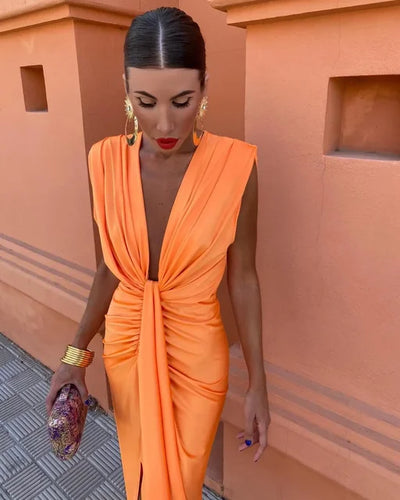 Robe midi orange sans manches à col plongeant et fente frontale