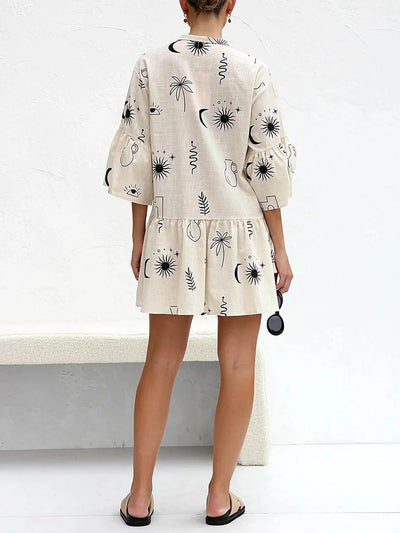 Robe courte beige avec illustrations noires minimalistes, vue de dos.