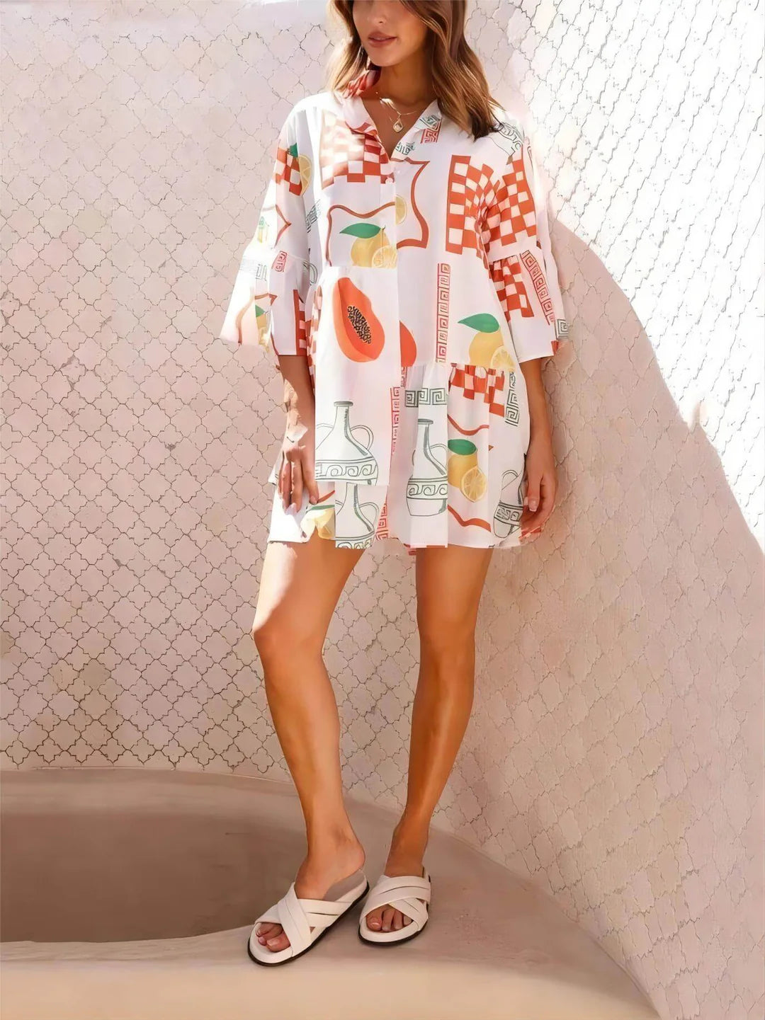 Robe ample blanche avec imprimés fruits exotiques colorés, vue complète.