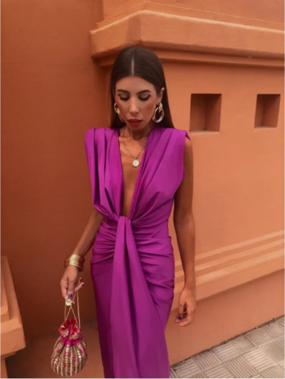 Robe violette élégante avec fronces à la taille et coupe ajustée
